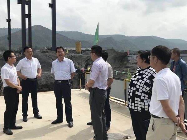 市人大常委會(huì )黨組副書(shū)記、副主任樊文浩一行調研泓源公司項目建設情況(圖2)