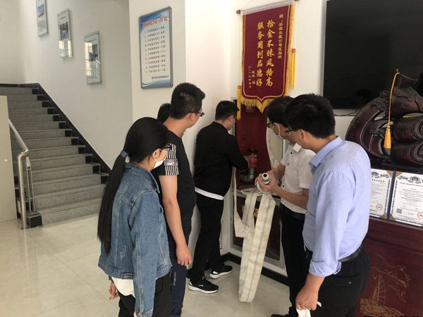 泓源新能源公司、出租車(chē)公司聯(lián)合開(kāi)展消防安全演練(圖2)