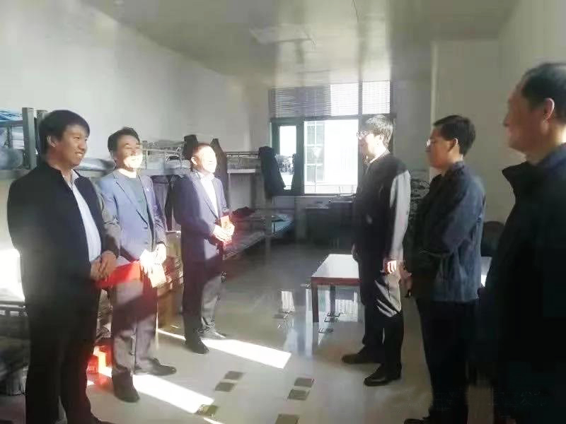 工業(yè)園區管委會(huì )、泓源公司慰問(wèn)園區機關(guān)保安門(mén)衛等一線(xiàn)人員(圖2)