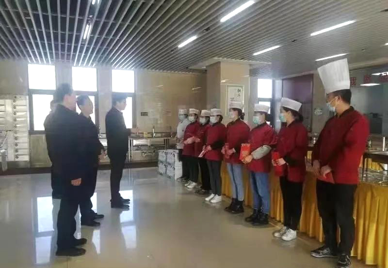 工業(yè)園區管委會(huì )、泓源公司慰問(wèn)園區機關(guān)保安門(mén)衛等一線(xiàn)人員(圖3)