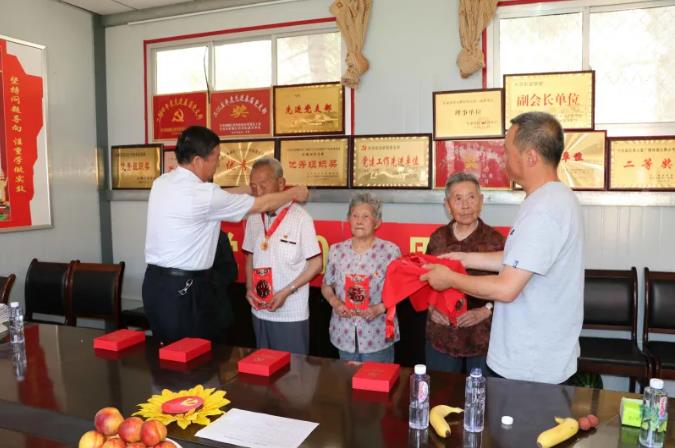 走訪(fǎng)慰問(wèn)老黨員 深入實(shí)際學(xué)黨史—— 市政府國資委慰問(wèn)泓源公司老黨員、困難黨員(圖2)