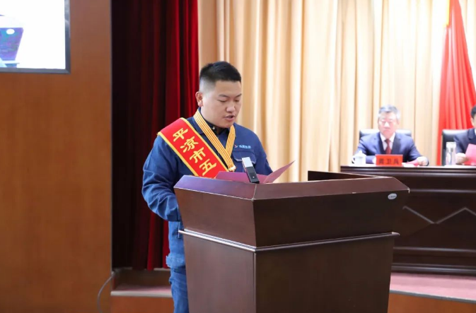 喜報！市產(chǎn)投集團員工楊李榮獲2022年平?jīng)鍪形逡粍趧?dòng)獎?wù)?圖2)