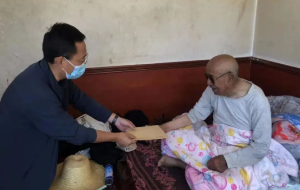 市產(chǎn)投集團赴幫扶村對接工作并慰問(wèn)困難黨員(圖2) 市產(chǎn)投集團赴幫扶村對接工作并慰問(wèn)困難黨員(圖2)